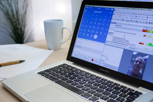 Scène d'un test à distance - Un ordinateur qui montre un utilisateur à distance.